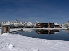 Nufenen Pass 17.09.08: Lake, Restaurant and the Bernese Alps in the background
